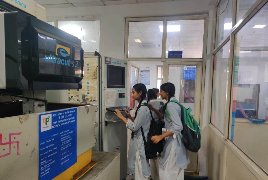 BBPS Neelbad Educational visit to Central Institute of Petrochemicals Engineering & Technology (CIPET) learning about CNC Machines 005