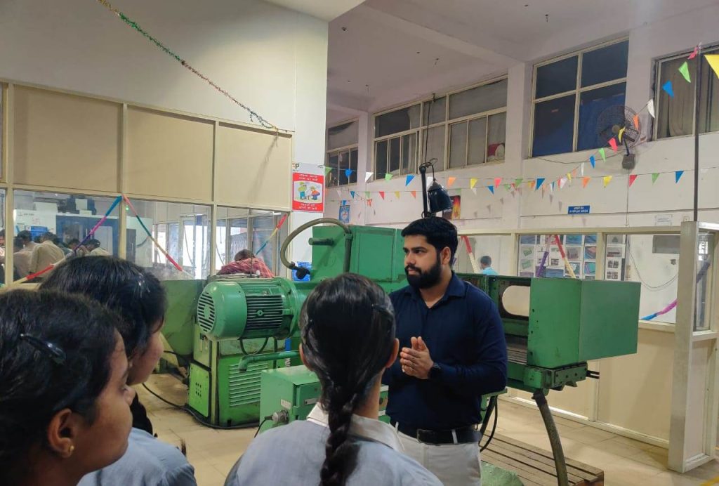 BBPS Neelbad Educational visit to Central Institute of Petrochemicals Engineering & Technology (CIPET) learning about Lathe Machines 005